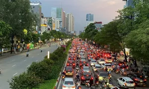 Người Hà Nội khổ vì tắc đường trước khi bão về