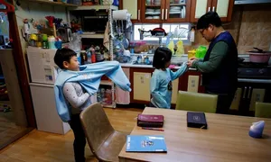 Ngày càng nhiều đàn ông Hàn Quốc nghỉ phép chăm con