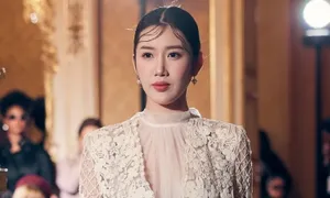 Thúy Ngân diễn vedette cùng dàn mẫu quốc tế