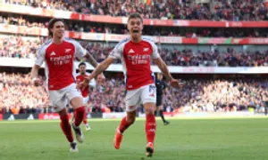 Neville: 'Đây là lúc tốt nhất để Arsenal hạ Liverpool'